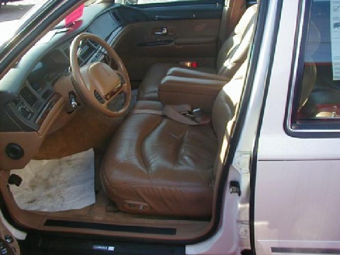 1996 lincoln town car signature series in elyria, oh