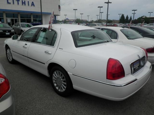 2005 lincoln town car 4dr sedan signature signature for sale in grand forks, north dakota