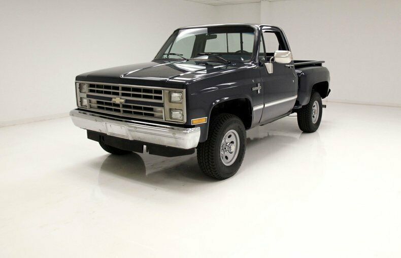 mostly original/good chrome/original interior/5.7 liter v8/4-speed auto