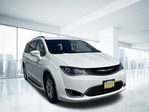 2017 chrysler pacifica in hartford, wisconsin