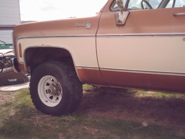 1980 suburban / c10 / 4x4 / factory 'high boy'
