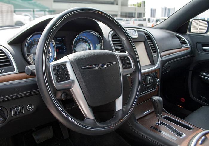 2012 chrysler 300c sedan v8 luxury series rwd for sale in honolulu, hawaii