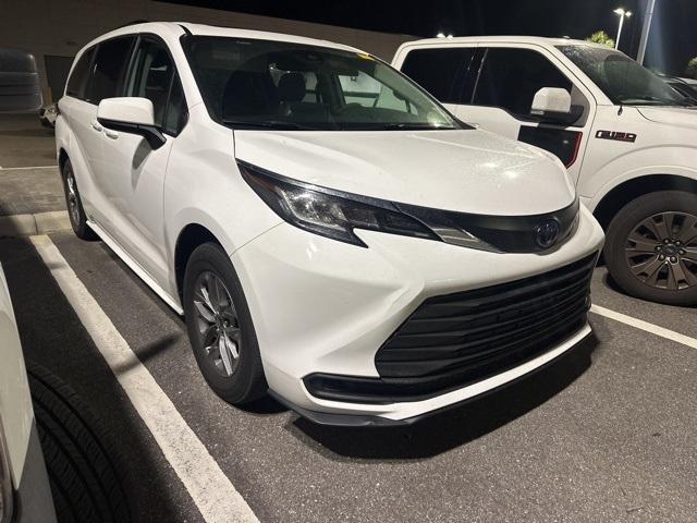 2022 toyota sienna le