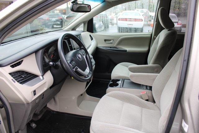 2017 toyota sienna le