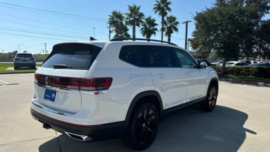 2025 Volkswagen Atlas door 2