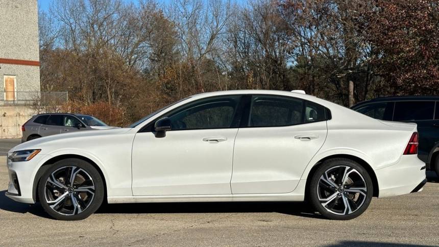 2024 volvo s60 b5 plus dark theme