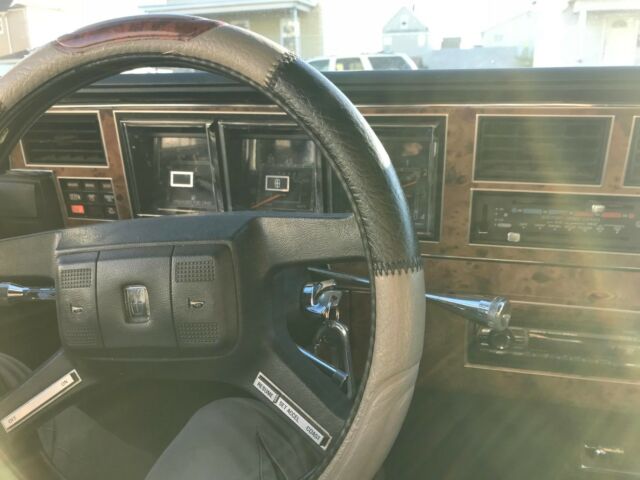 white 1986 lincoln town car, runs smooth