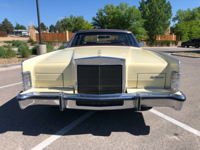 very nice original rust free town car. 460 auto and runs perfectly