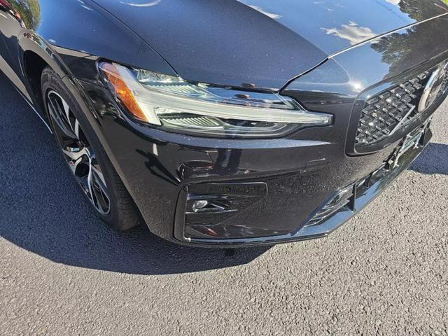 2024 volvo s60 b5 core dark theme