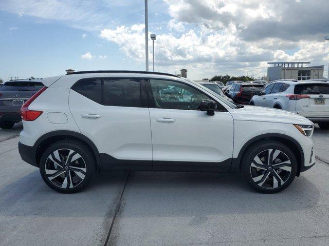 2025 volvo xc40 b5 plus dark theme