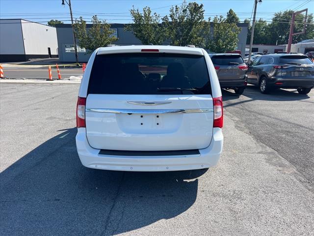 2016 chrysler town & country touring-l