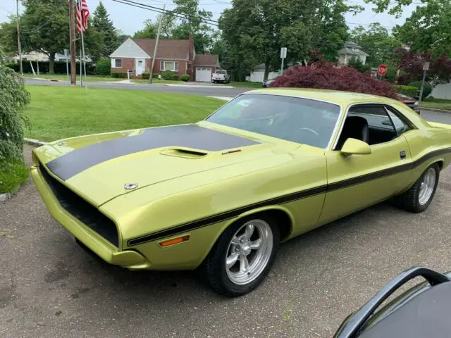 nice 1970 dodge challenger, real h code 340, pistol grip 4 speed car