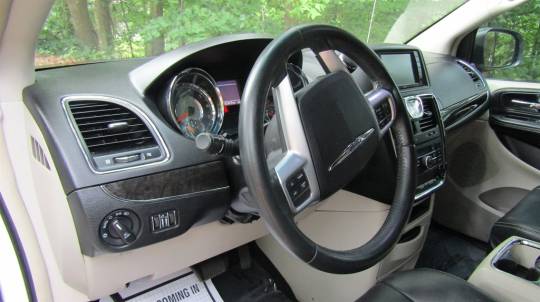 2013 Chrysler Town & Country touring