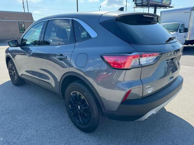 2022 ford escape se
