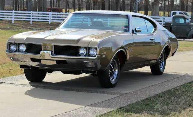 1969 oldsmobile 442 w-30- beautiful gold exterior and interior