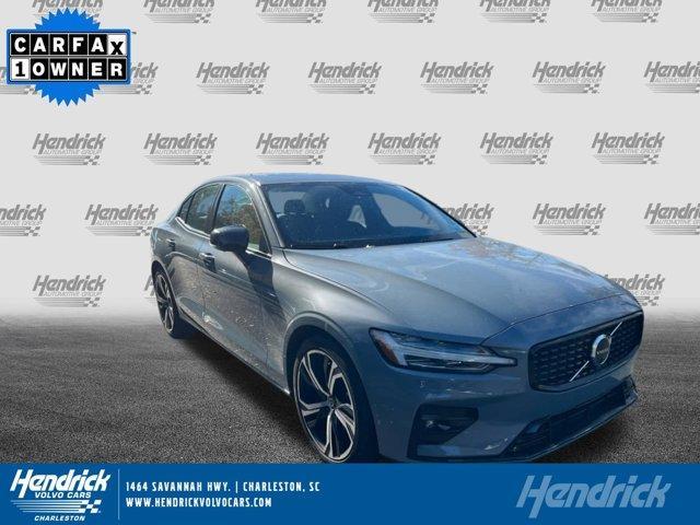 2024 volvo s60 b5 plus dark theme