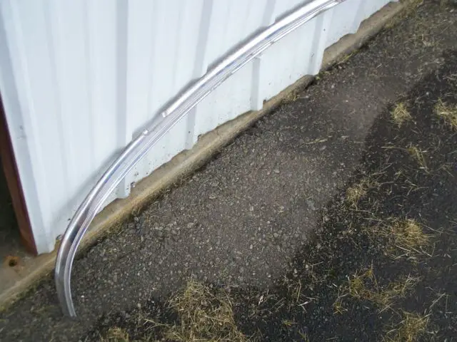 lower windshield moulding
