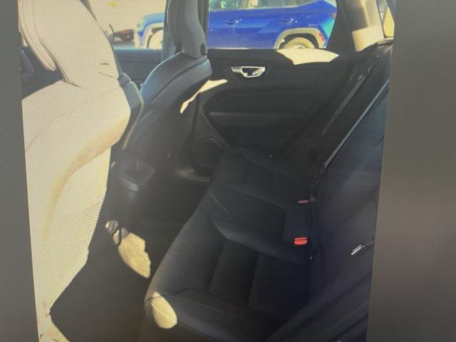 2024 volvo xc60 b5 plus dark theme