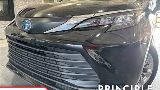 2024 toyota sienna le 8-passenger