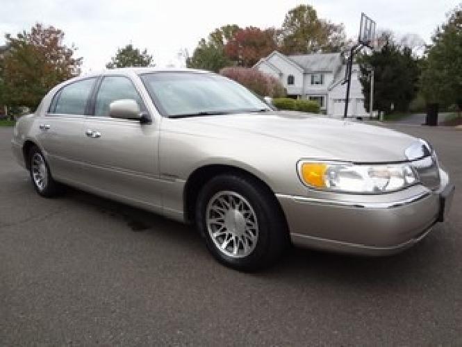 ???° 2002 lincoln town.....as good as new in cleveland, oh