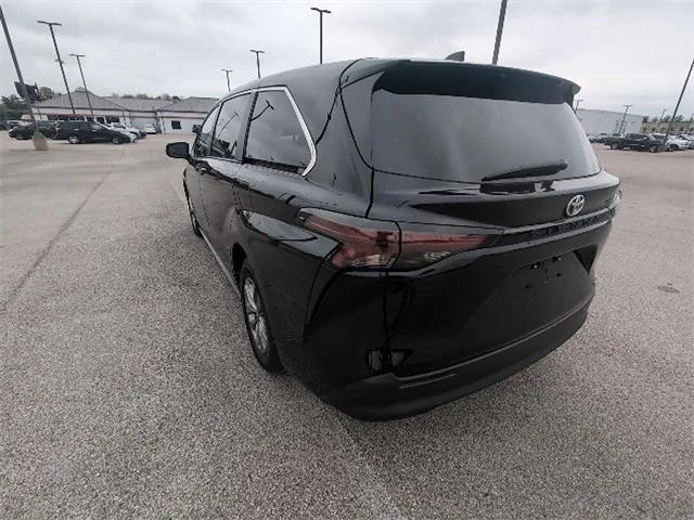 2023 toyota sienna le