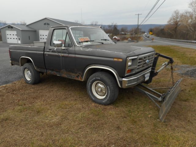 1985 ford f-150, 4 wheel drive short 6' bed, regular cab, with snow plow