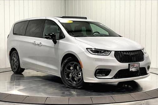 2023 chrysler pacifica hybrid limited in moline, illinois