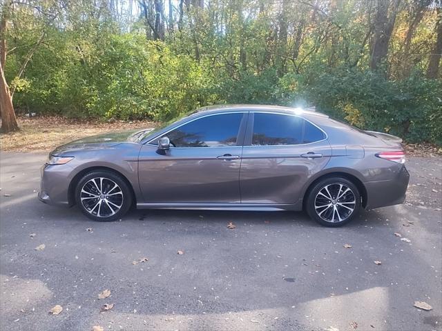 2020 toyota camry se