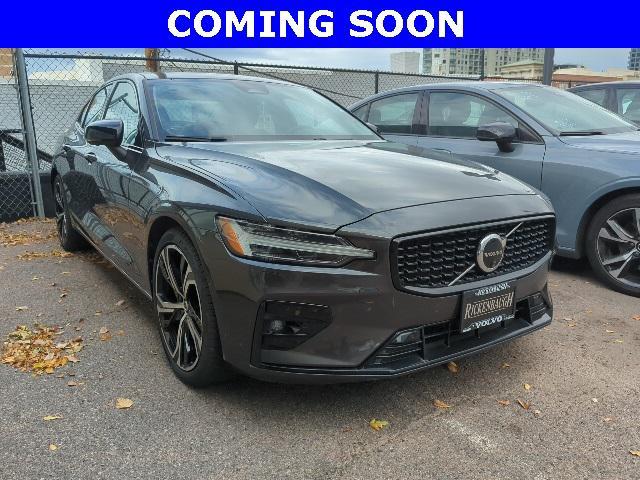 2024 volvo s60 b5 plus dark theme