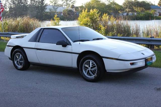 1988 pontiac fiero base 2dr coupe 190,605 miles white coupe 2.5l i4 manual 5-spe