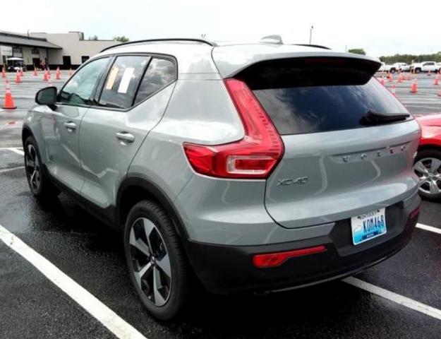 2024 volvo xc40 b5 plus dark theme
