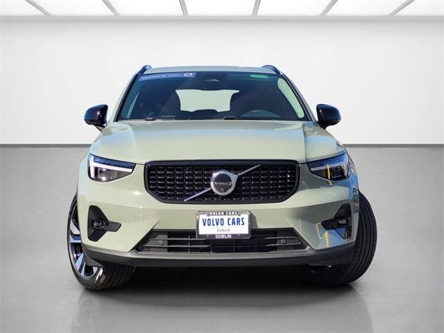 2024 volvo xc40 b5 plus dark theme