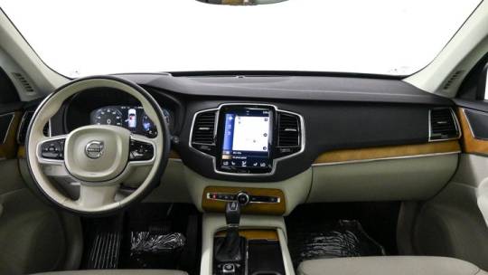 2022 volvo xc90 t6 momentum 7-passenger