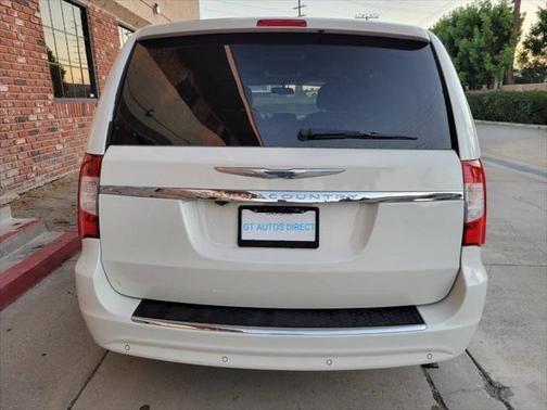 2011 chrysler town & country