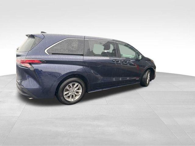 2021 toyota sienna le