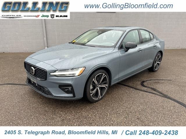 2024 volvo s60 b5 core dark theme