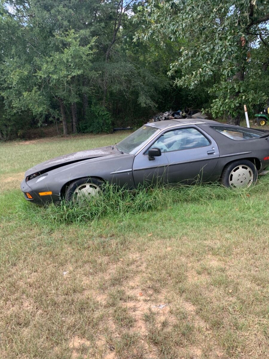 1984 porsche 928 needs a lot of work does not run comes as is no returns