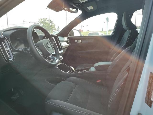 2024 volvo xc40 plus dark theme