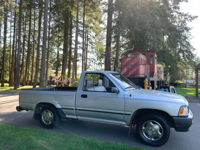 1992 toyota pickup dlx low miles 79,000 rust free excellent shape beautiful cond