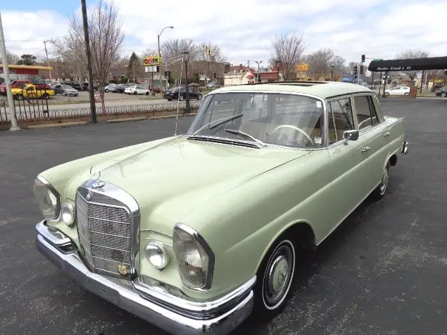 1967 mercedes 230s - full sun roof - 4 door