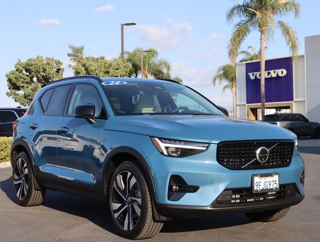2024 volvo xc40 b5 awd plus dark theme