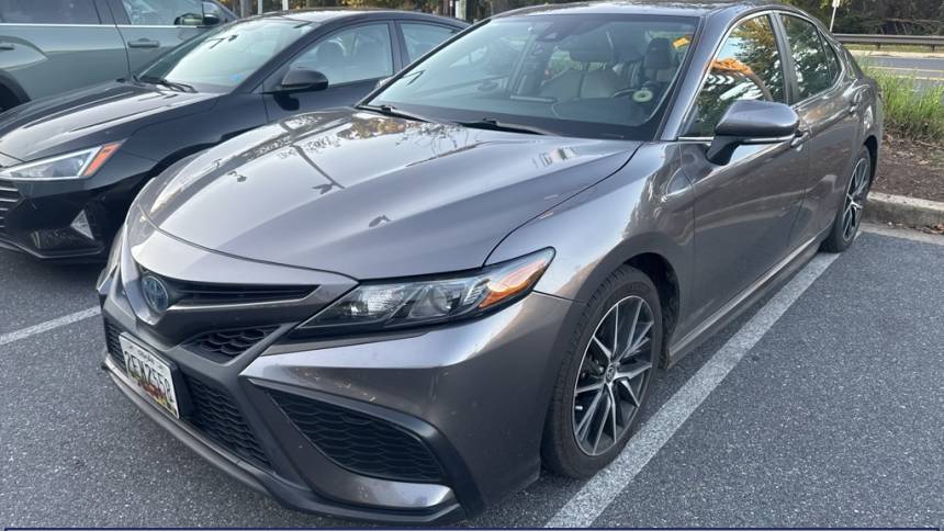 2022 toyota camry hybrid se
