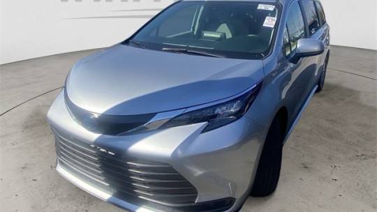 2024 toyota sienna le 8-passenger