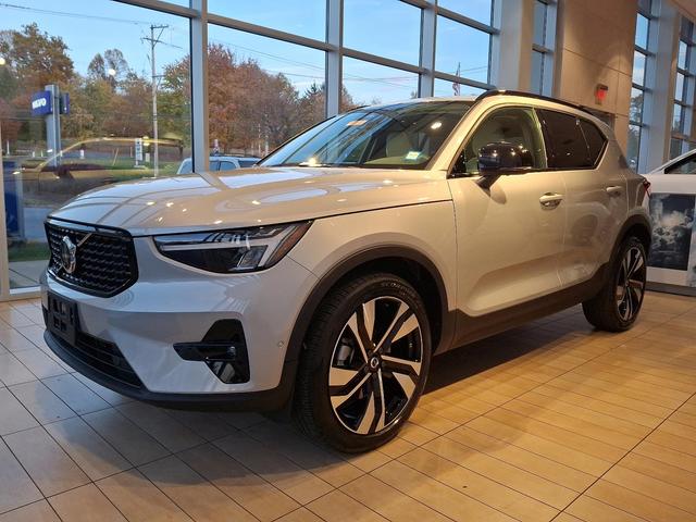 2023 volvo xc40 b5 awd plus dark theme
