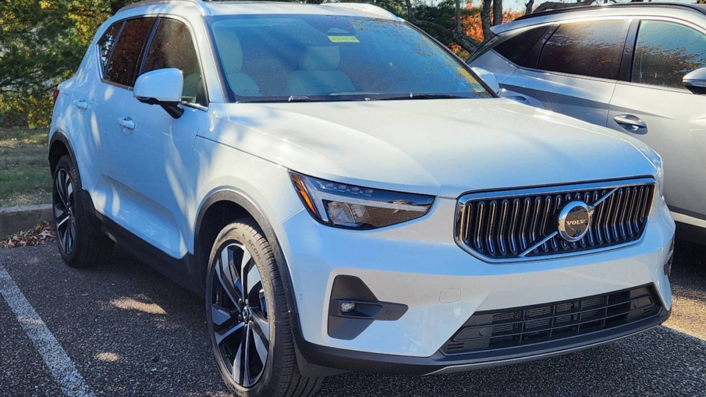 2023 volvo xc40 b5 ultimate bright theme