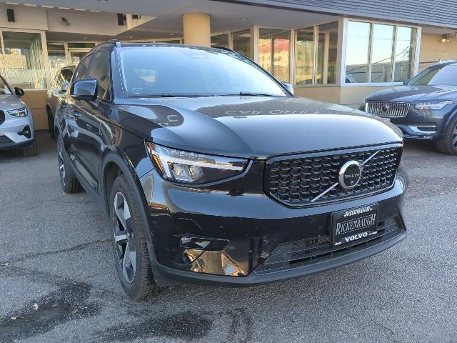 2024 volvo xc40 b5 plus dark theme