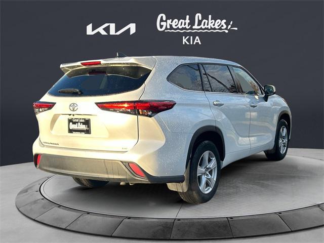 2022 toyota highlander le