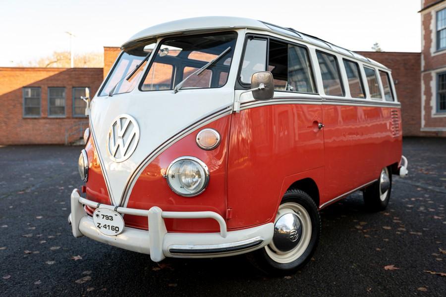 1962 volkswagen bus/vanagon type 2 8 passenger deluxe model with 23 windows