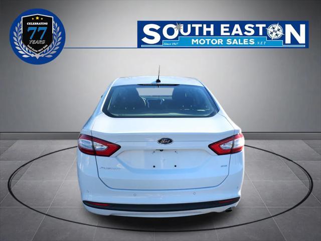 2016 ford fusion se