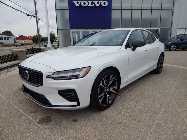 2024 volvo s60 b5 plus dark theme